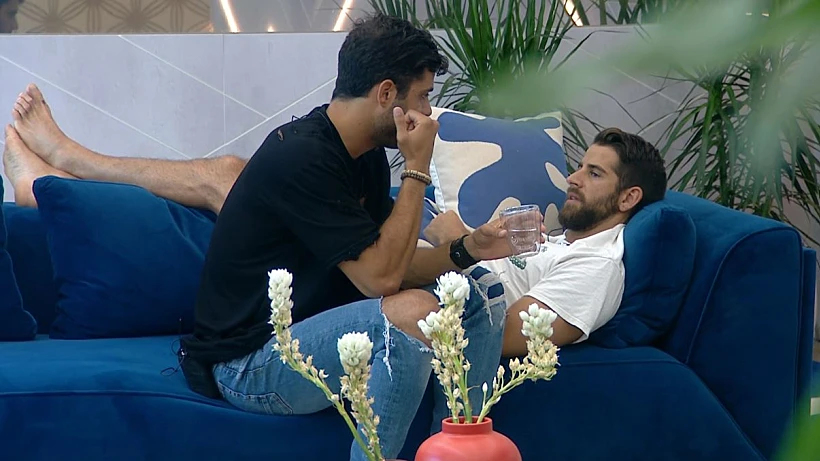 אליאב ושחף בסלון