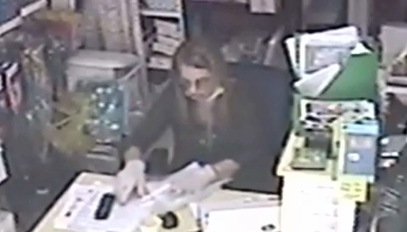 תיעודה של אילנה ספורטה-חניה מכניסה את המכתבים למשפחת בנט למעטפות