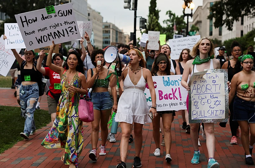 מפגינים נגד חוק ההפלות מול בית המשפט העליון בוושינגטון