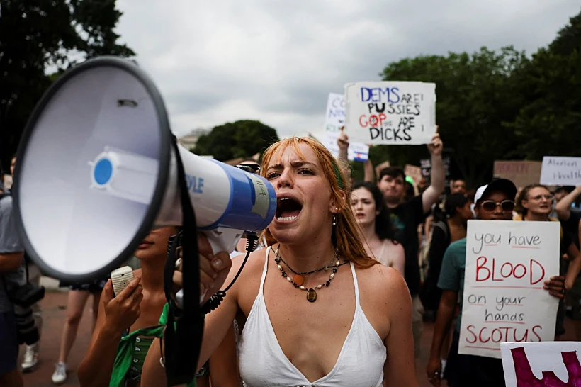מפגינים נגד חוק ההפלות מול בית המשפט העליון בוושינגטון