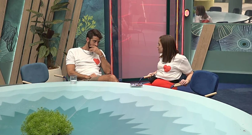 שרין ושחף בשולחן אוכל