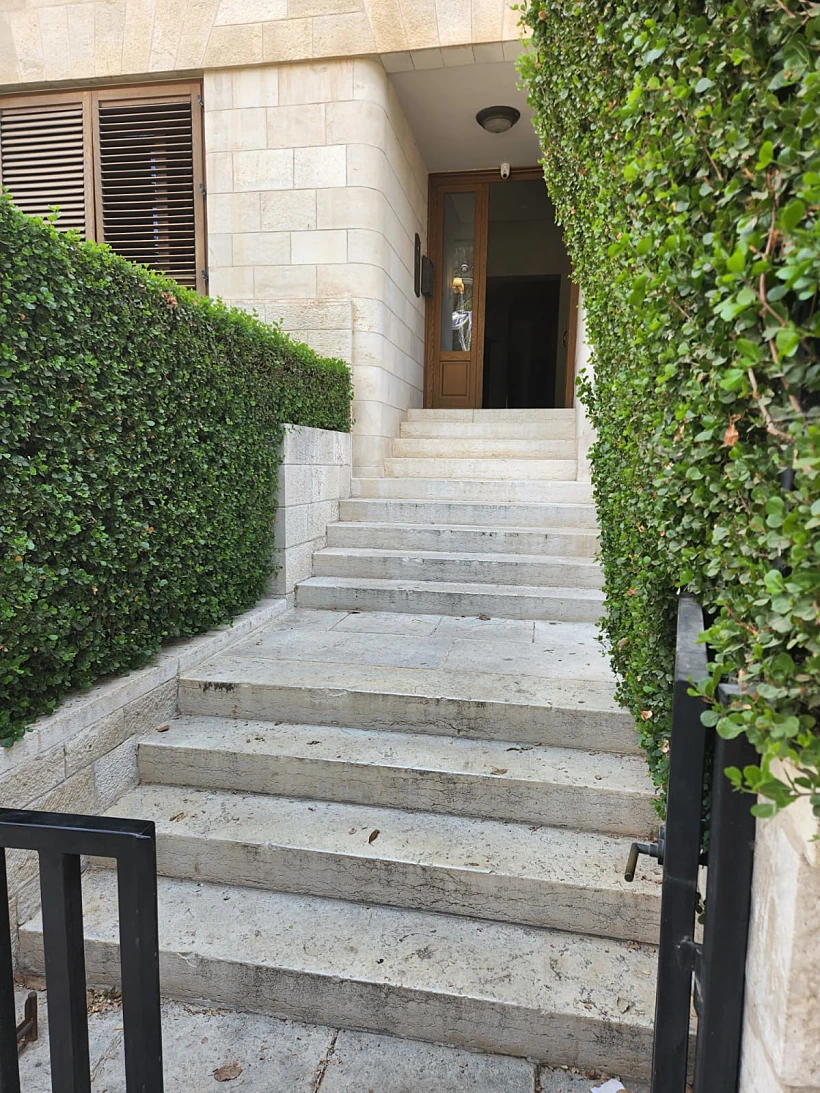 הכניסה לדירה שבה יתגורר יאיר לפיד