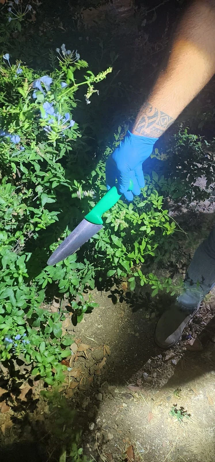 הסכין עימה ניסה המחבל לתקוף את השוטר