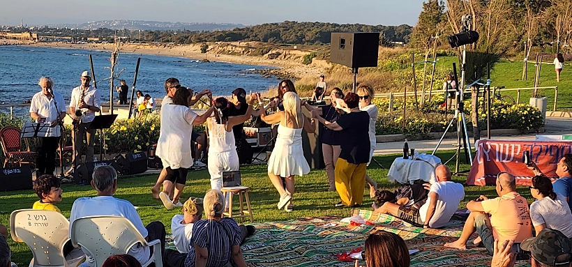 נמל קיסריה קבלתשבת בשקיעה רוקדים ונהנים צילום ליה להב אמיר