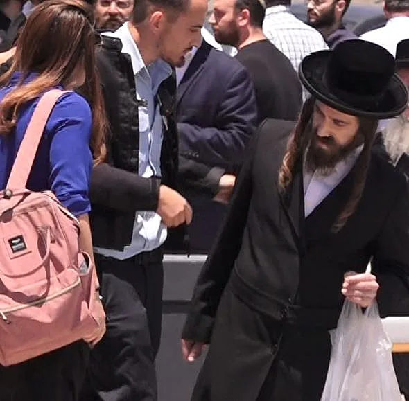 תקיפת אריאלה שטרנבך והצלם אבי קשמן בהלוויית משי זהב