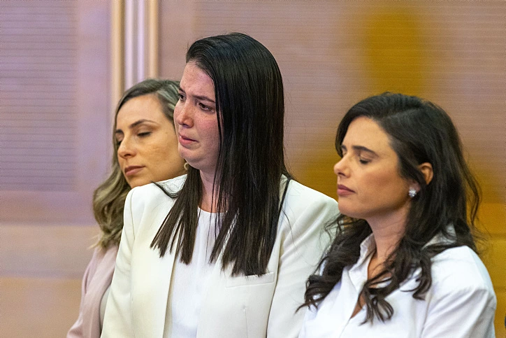 שקד לצד שירלי פינטו שדמעה בזמן הצהרת הפרישה של בנט