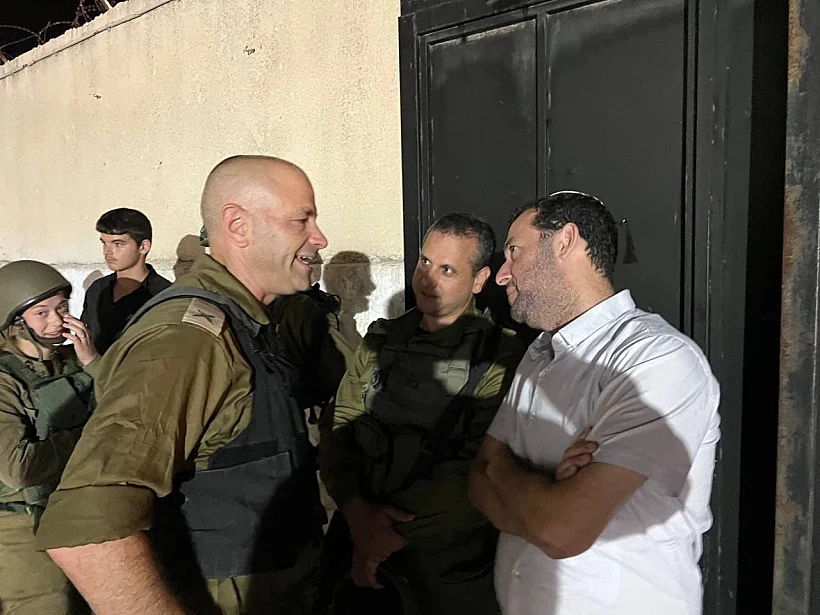 מח''ט שומרון רועי צווייג בקבר יוסף זמן קצר לפני פציעתו