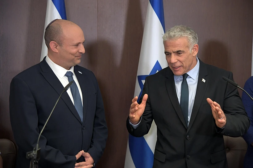 ראש הממשלה הנכנס יאיר לפיד וראש הממשלה היוצא נפתלי בנט