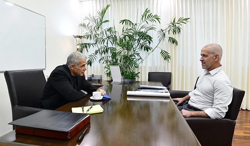 ראש הממשלה יאיר לפיד וראש שב''כ רונן בר