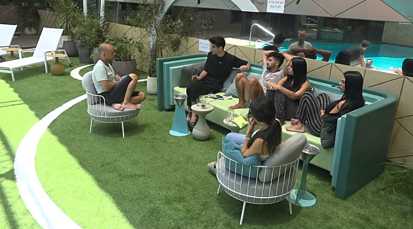 הדיירים בשיחה בחצר | האח הגדול 4