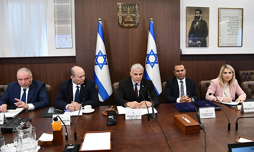 יאיר לפיד בישיבת הממשלה הראשונה שלו כראש ממשלה, לצידם של רה''מ החליפי נפתלי בנט ושר האוצר אביגדור ליברמן