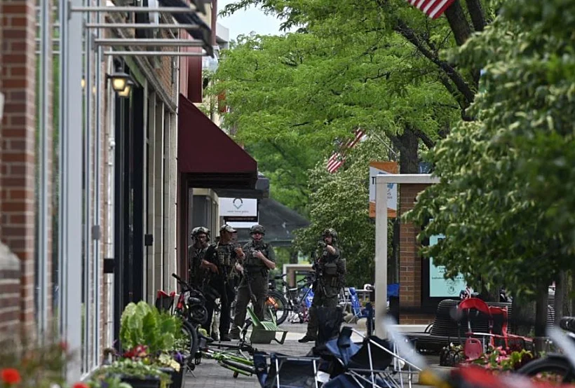 כוחות ביטחון מפטרלים בזירה בשיקגו