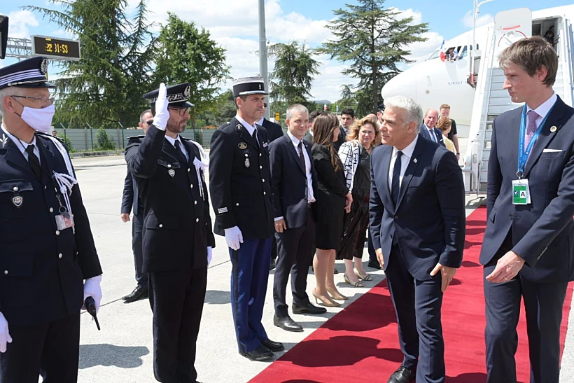 יאיר לפיד התקבל בשדה התעופה שארל דה גול בפריז על ידי משמר הכבוד הצרפתי