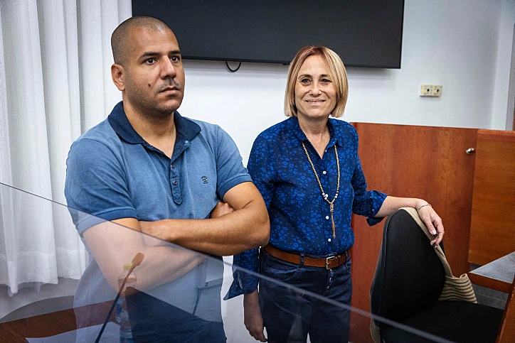 הדס קליין לצד המאבטח ביום העדות השני