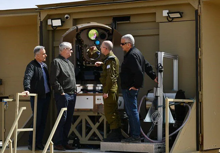 שר הביטחון בני גנץ ומערכת ההגנה החדשנית ''מגן אור''