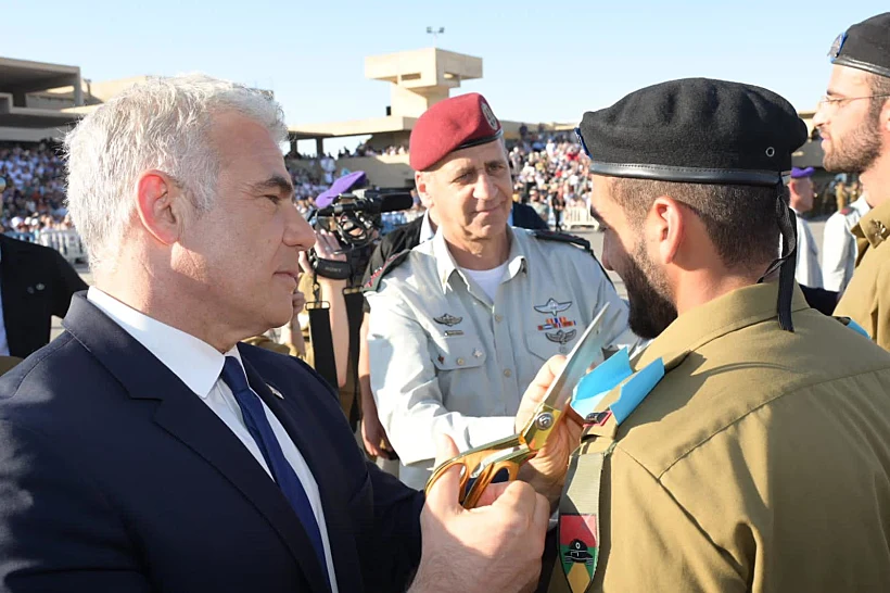 ראש הממשלה יאיר לפיד והרמטכ''ל אביב כוכבי בטקס סיום קורס קצינים בבה''ד 1