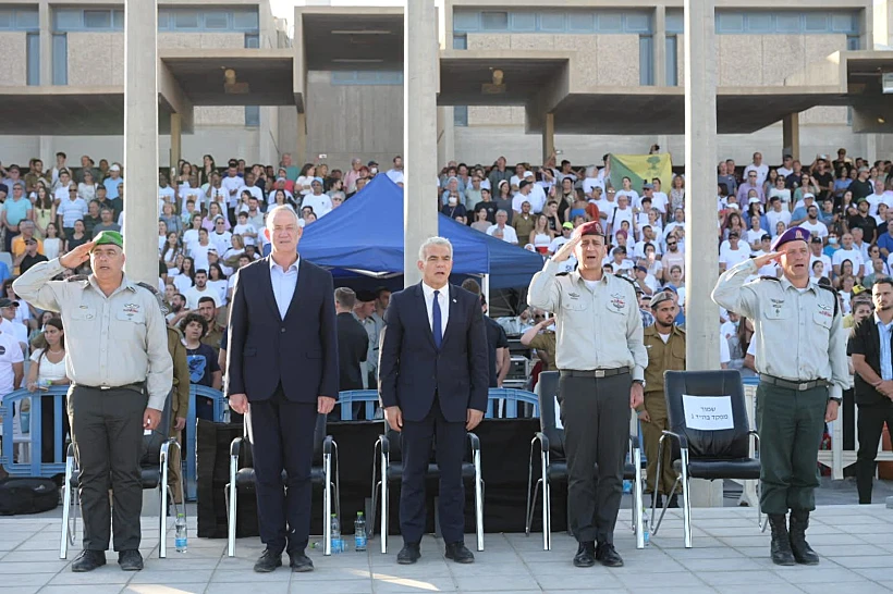 ראש הממשלה יאיר לפיד, שר הביטחון בני גנץ והרמטכ''ל אביב כוכבי בטקס סיום קורס קצינים בבה''ד 1