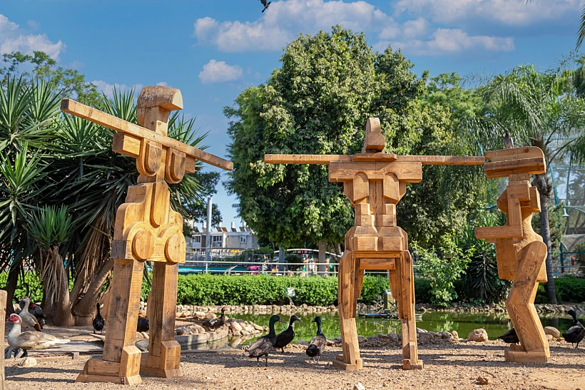 ענקים בגן - הצבה של שי עיד אלוני