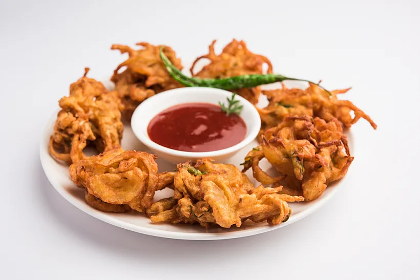 Fried,onion,pakora,or,pyaj,pakoda,also,known,as,crispy