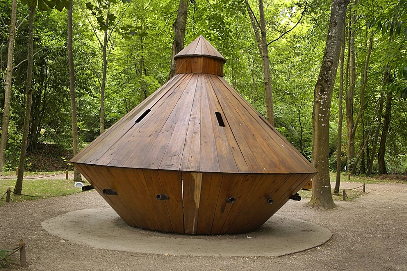 Amboise,,france, ,july,19,,2005:,model,of,the,tank,