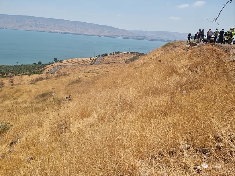 זירת התאונה שבה נהרגה רוכבת אופניים סמוך לכנרת