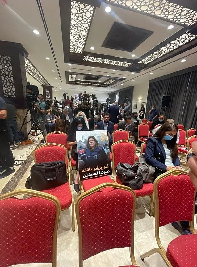 הכיסא הריק שהושאר לשירין אבו עאקלה שנהרגה בג'נין