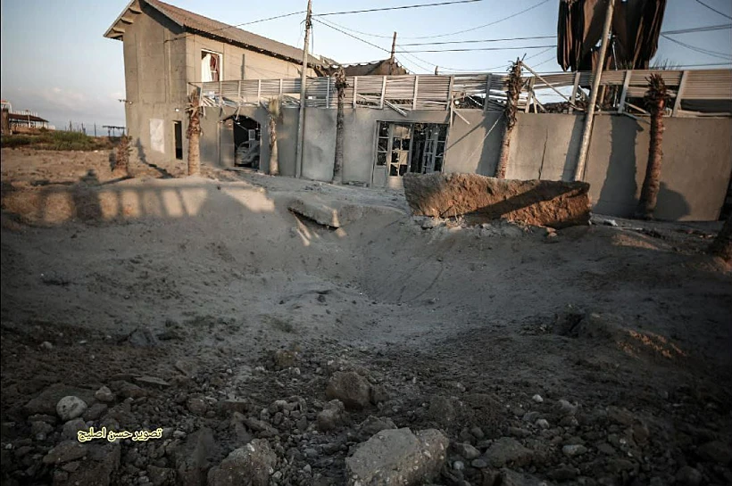 מכתש שנוצר בעזה כתוצאה מתקיפת צה''ל ברצועה