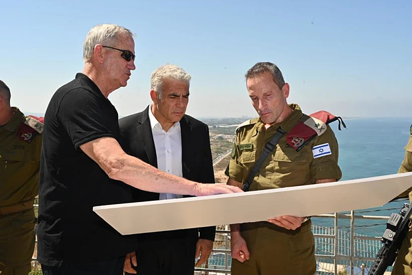 ראש הממשלה יאיר לפיד ושר הביטחון בני גנץ בתצפית בגבול הצפון