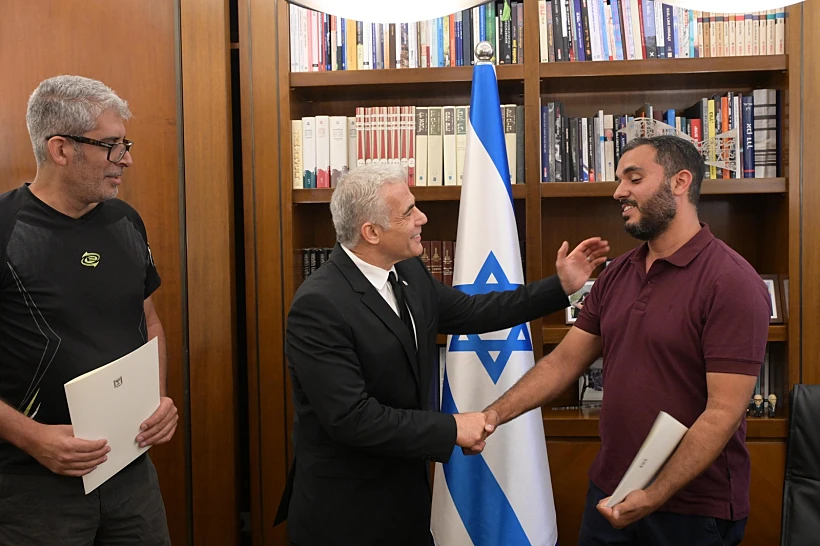 רה''מ יאיר לפיד עם חיים נעים ומשי בן עמי, שניטרלו את המחבל בפיגוע בירושלים