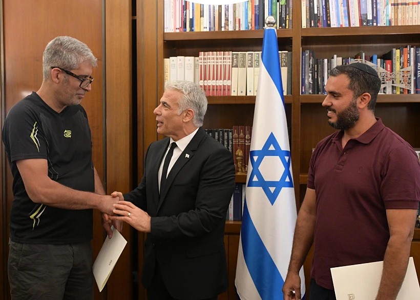 רה''מ יאיר לפיד עם חיים נעים ומשי בן עמי, שניטרלו את המחבל בפיגוע בירושלים