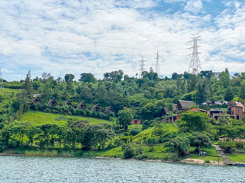 כפר רוויזה על גדות אגם קיווי. צילום: ליאת כהן רביב