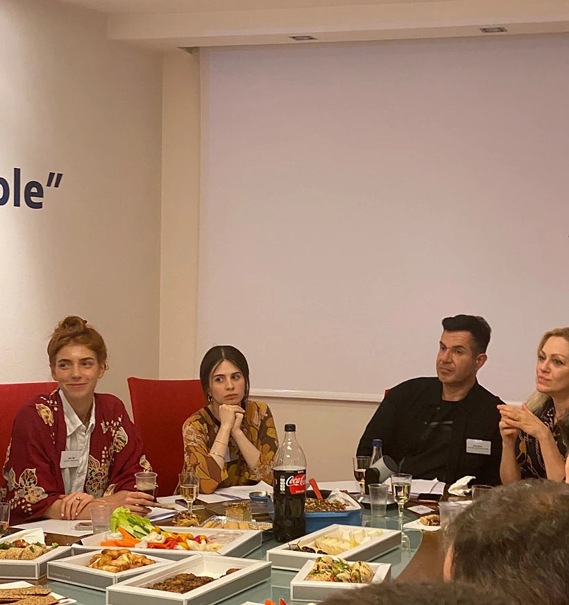 הקאסט של ''השגרירות'' בהקראה ראשונה של התסריט