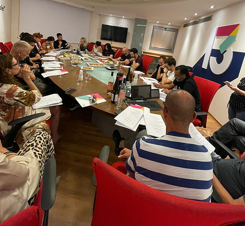 הקאסט של ''השגרירות'' בהקראה ראשונה של התסריט