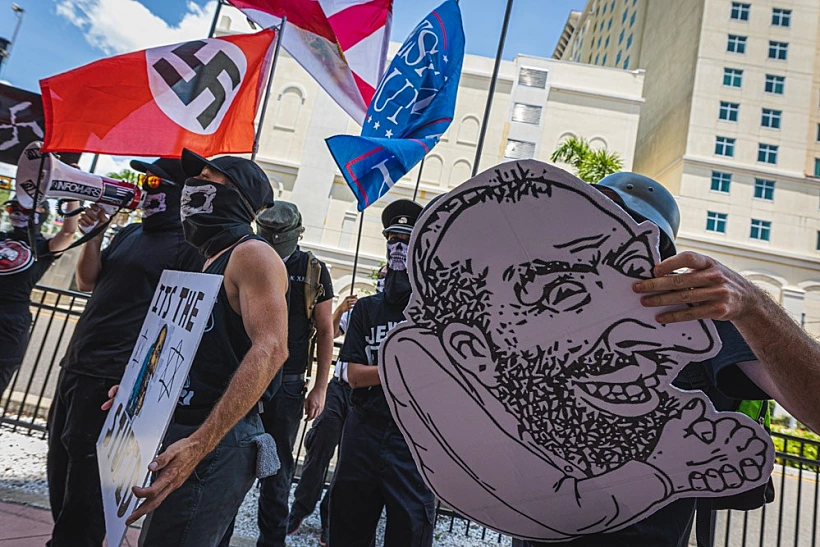 מפגן ניאו-נאצי מחוץ למרכז הכנסים בעיר טמפה שבפלורידה