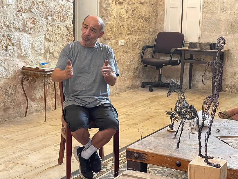 מפגש עם האמן ניהאד דביט. צילום: איריס סביניק קרסו