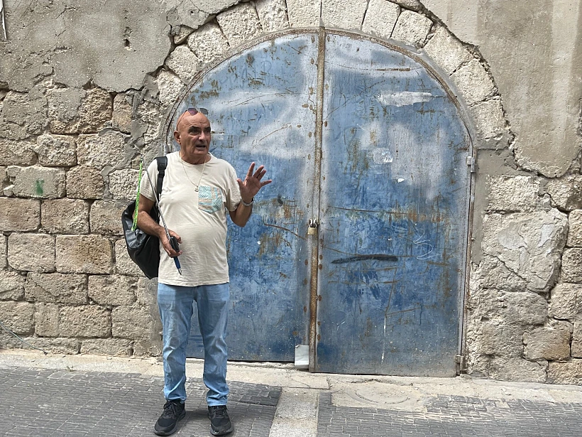 דויד שובט טעימה מרמלה. צילום: איריס סביניק קרסו