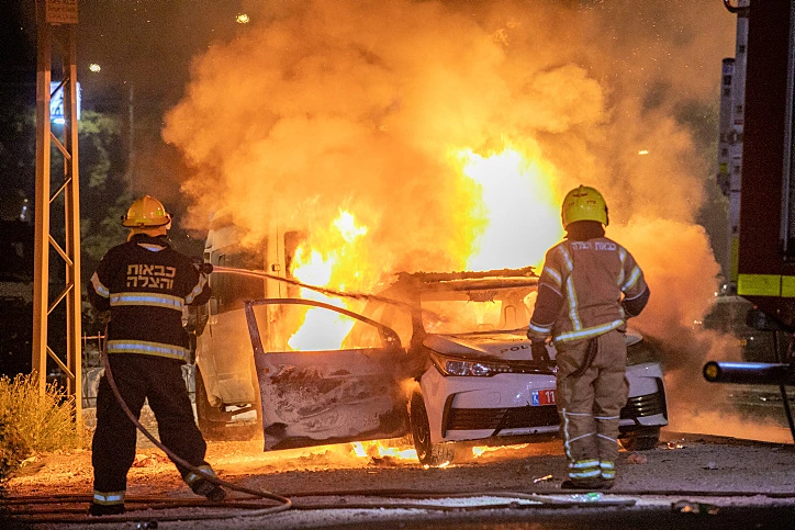 פעילות כיבוי מכונית משטרה שהועלתה באש בלוד במבצע שומר החומות