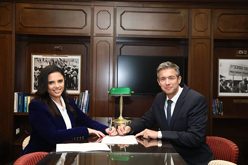 איילת שקד ויועז הנדל לאחר החתימה על ריצה משותפת של ימינה ודרך ארץ