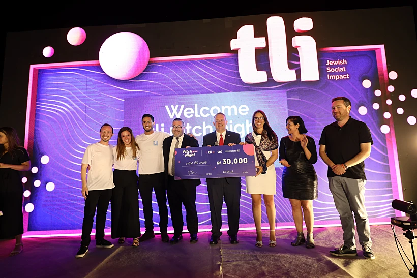 שופטי התחרות וחברי קבוצת המיזם במקום ה-1