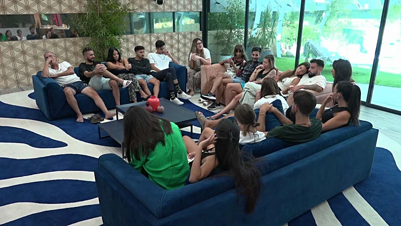 הדיירים מתכנסים לסלון | האח הגדול 4