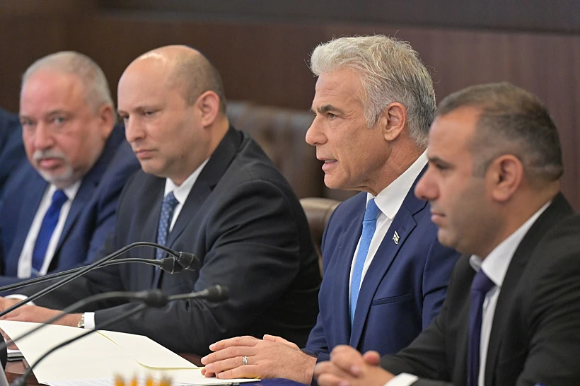 יאיר לפיד ונפתלי בנט בישיבת הממשלה הבוקר