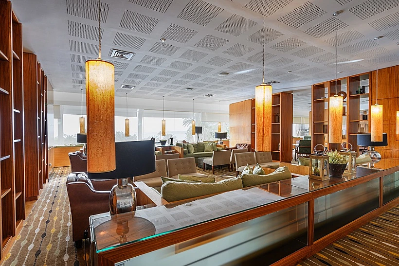 לרגע שכחנו שאנחנו בישראל. לובי מלון גנים. צילום אורן גרונדמן