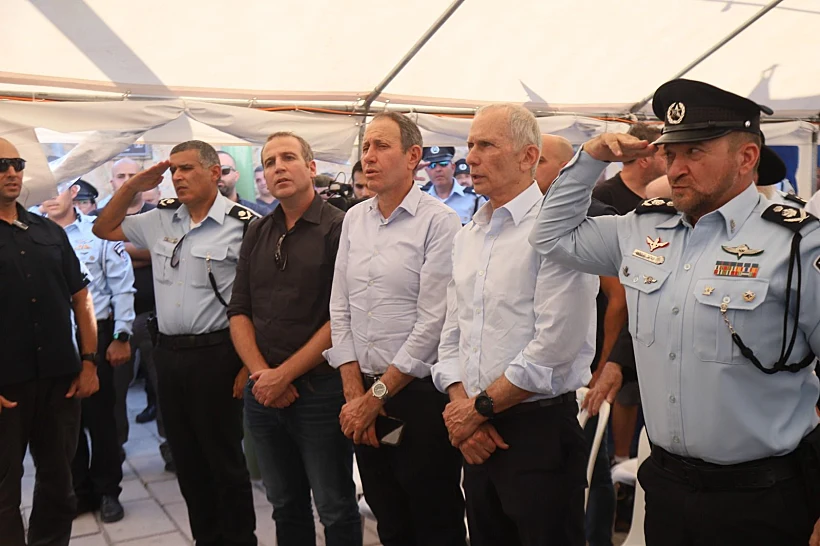 השר עמר בר-לב והמפכ''ל קובי שבתאי בטקס חניכת מיזם ''עיר בטוחה'' בעכו