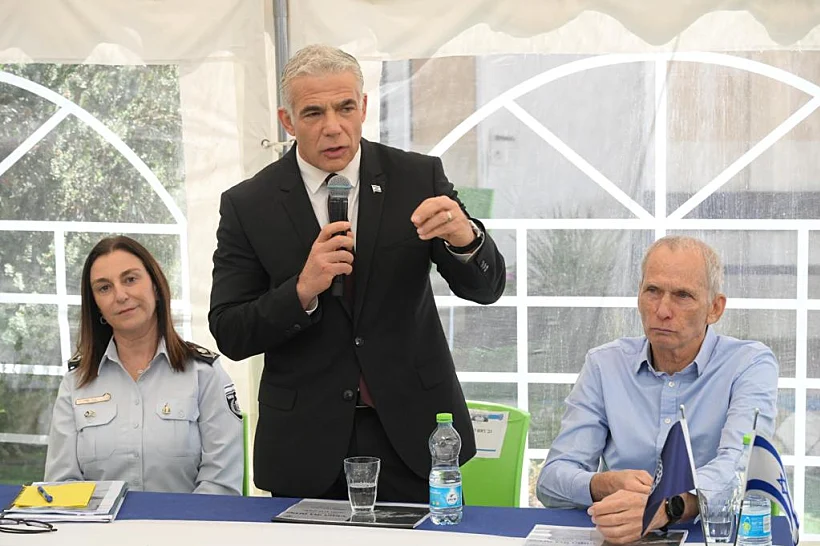 לפיד בביקורו בכלא עופר