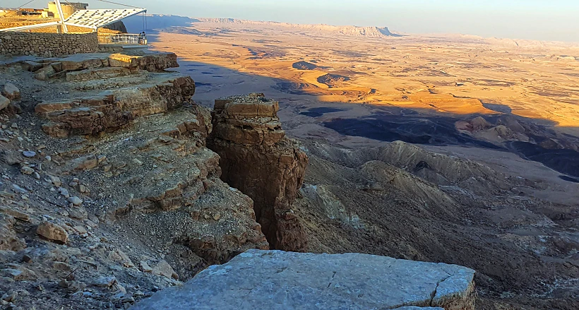 הטיילת במצפה רמון. צלמה גילי מצא