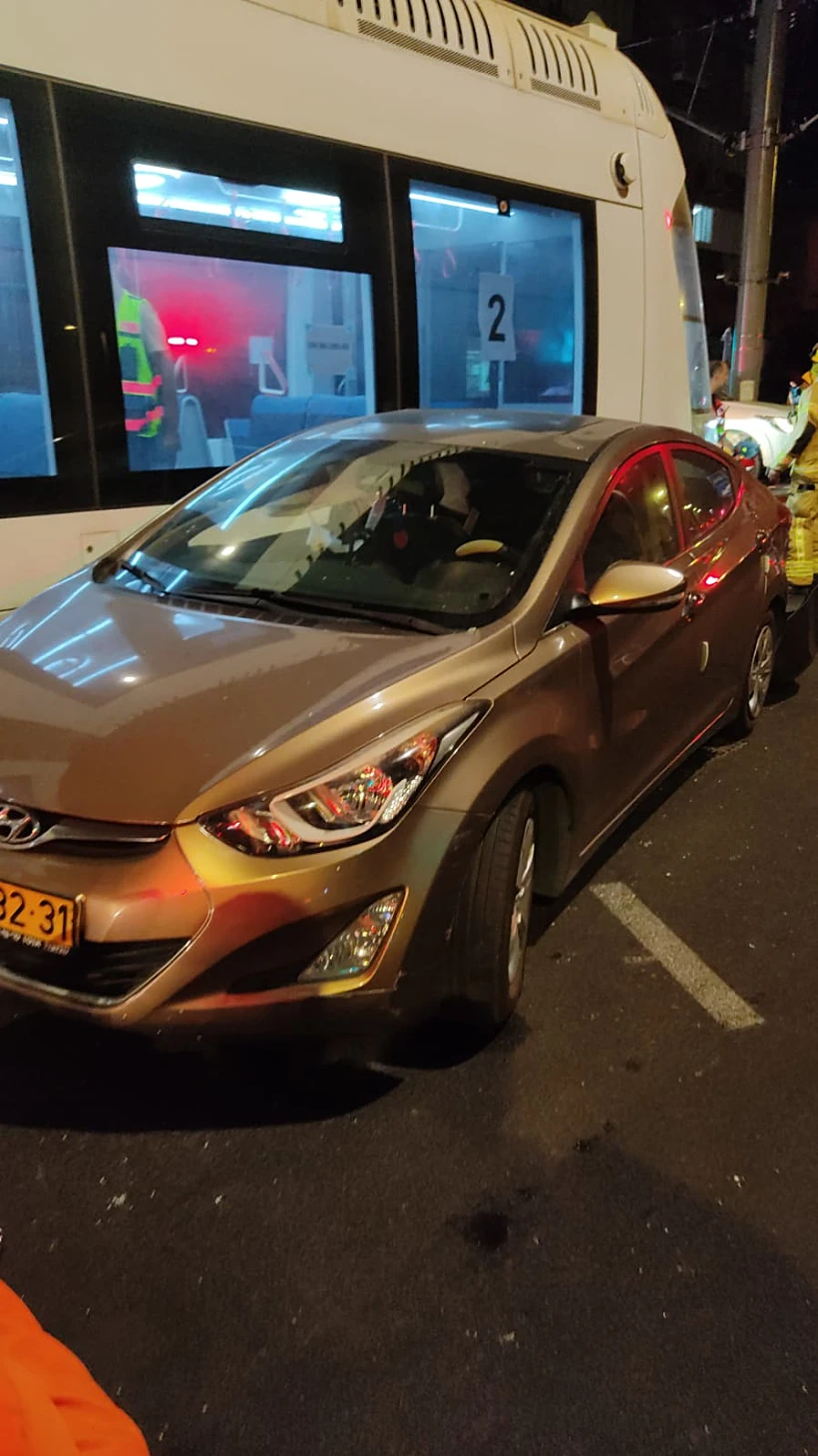 תאונה במעורבות רכב ורכבת קלה בבת ים