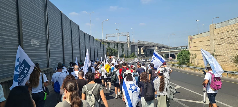 משפחת גולדין צועדת מכפר סבא לגבול עזה: ''נגיע עד לגדר''