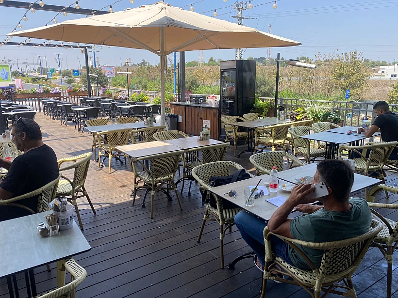 שמעון, בעל בית קפה בשדרות: ''מאתמול, כמעט לא נכנסים לבית הקפה שלי''