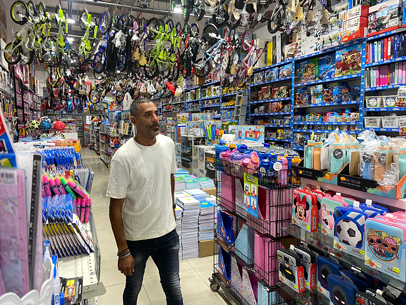 שלומי אלקיים על רקע החנות הריקה. שדרות, היום