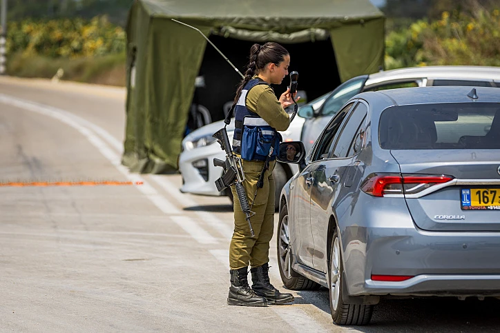 חיילת במחסום סמוך לגבול עזה